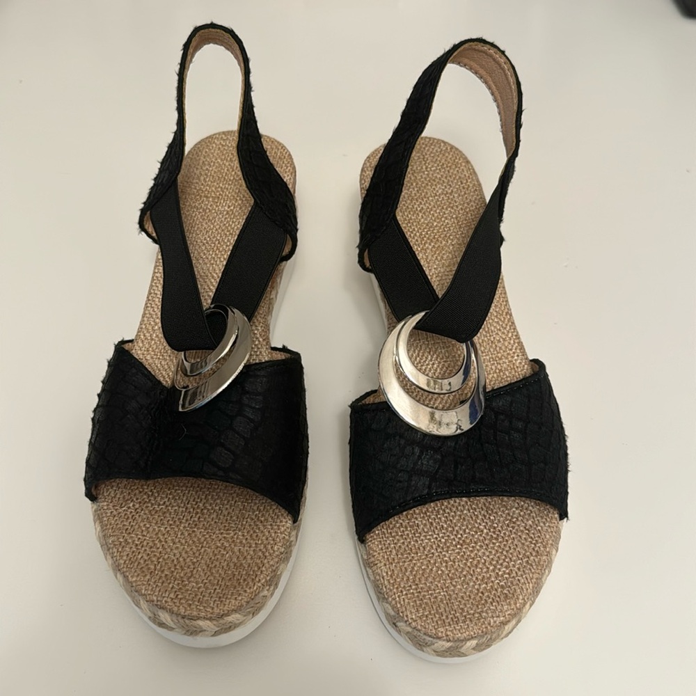 Lightweight sandals with silver piece in strap